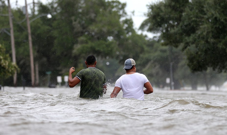 미국 열대성 폭풍 ‘배리’ 세력 약화…불어난 물에 뱀·악어 경보