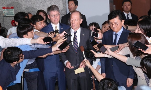 [사설] 주목되는 스틸웰 차관보의 ‘한-일 갈등 해결 지원’ 발언