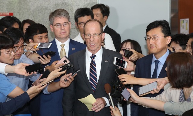 미 차관보 “한-일 조속히 해법 찾길 희망…미국은 지원할 것” 