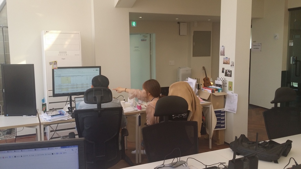 부산 금정구 장전동 부산대 근처에 있는 공간공유업체 패스파인더에 입주한 스타트업 직원들이 일하고 있다.