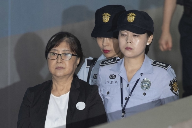 '국정농단'으로 1심에서 징역 20년을 선고받은 최순실씨가 지난해 8월24일 서울 서초구 서울고법에서 열린 항소심 선고공판에 출석하고 있다. 김성광 기자 flysg2@hani.co.kr