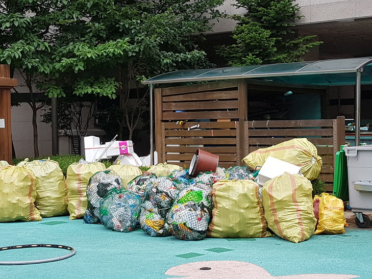지난 15일 부산 강서구 부산시자원재활용센터가 주민들에 의해 봉쇄되면서 부산 연제구 ㅎ아파트에 재활용품이 쌓여 있다. 김광수 기자