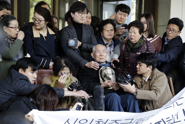 일제 강제징용 피해자들이 일본 신일본제철(현 신일철주금)을 상대로 낸 손해배상청구 소송에서 13년8개월만에 피해자들의 승소 판결이 난 2018년 10월30일 오후 강제동원 문제해결과 대일과거청산을 위한 공동행동 회원들과 피해자들이 서울 서초구 서초동 대법원 앞에서 기자회견을 하고 있다. 강제징용 피해자 이춘식(94)씨가 소감을 말하고 있다. 김명진 기자 littleprince@hani.co.kr