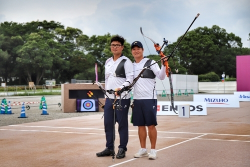 한국 남자양궁 이승윤(오른쪽)이 2019 도쿄 프레올리픽에서 김우진(왼쪽)을 꺾고 금메달을 따냈다. 대한양궁협회 제공