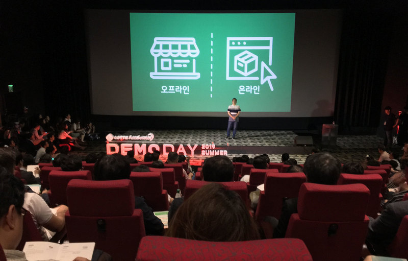 스타트업 지원·투자 기업인 롯데액셀러레이터가 지난달 26일 서울 롯데시네마 월드타워점 7층에서 연 우수 창업 사례 발표회 ‘데모데이’에서 한 스타트업 창업자가 사업 아이디어를 설명하고 있다.