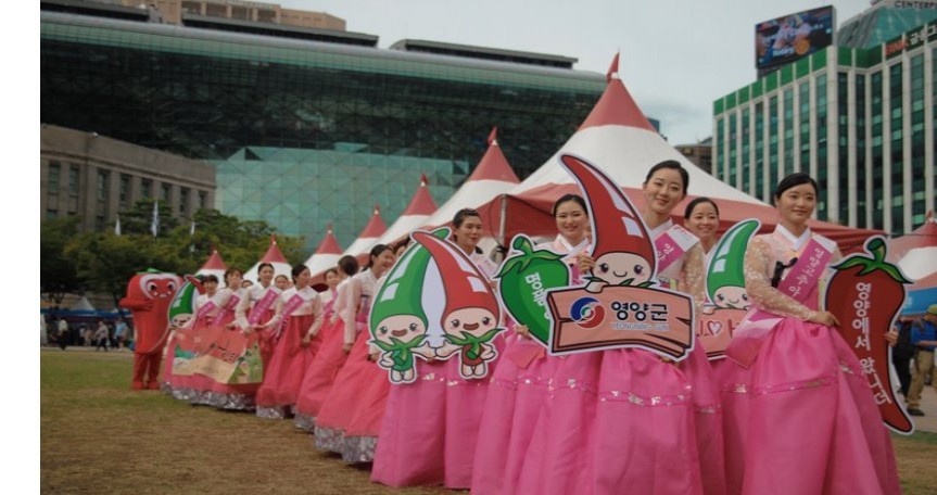 영양고추아가씨가 고추를 홍보하는 모습. 영양축제관광재단