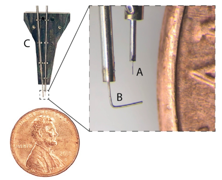 1페니 동전과 비교한 ‘재봉틀 로봇‘의 실제 크기. A 는 바늘, B는 집게, C는 카트리지 부분이다. 뉴럴링크 제공.