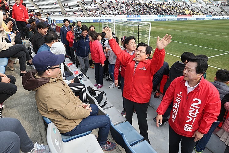 자유한국당의 황교안 대표와 강기윤 국회의원 후보가 지난 3월30일 창원축구센터에 들어가 선거운동을 하는 모습. 자유한국당은 이 사진을 자유한국당 누리집에 게시했다가, 문제가 불거지자 삭제했다. 자유한국당 누리집 갈무리