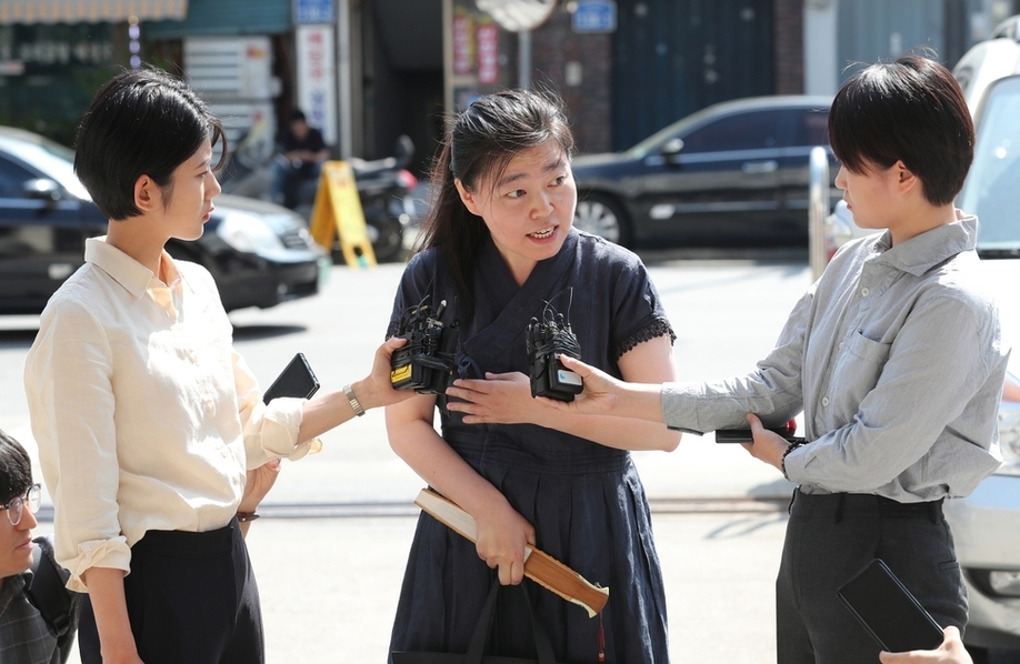 김수남 전 검찰총장 등 전·현직 검찰 고위직 4명을 직무유기 혐의로 고발한 임은정 청주지검 충주지청 부장검사가 지난 5월 오전 서울 중랑구 서울지방경찰청 지능범죄수사대에 고발인 신분 조사를 받기 위해 출석하기 전 기자들의 질문에 답하고 있다. 백소아 기자 thanks@hani.co.kr