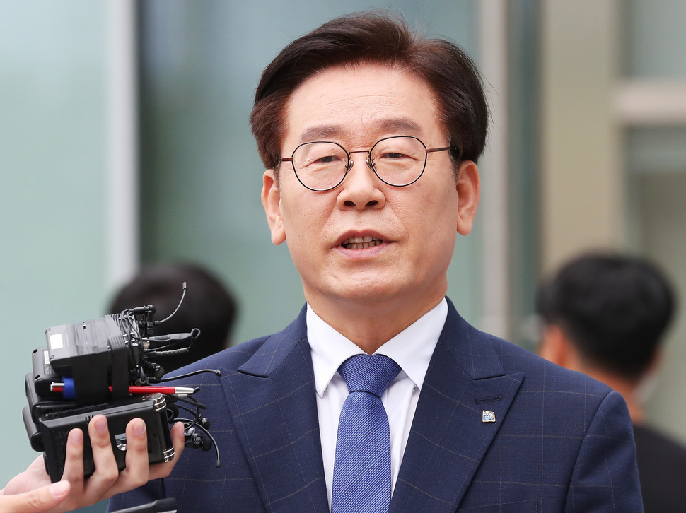 직권남용과 선거법 위반 혐의로 재판에 넘겨져 1심에서 무죄를 선고받은 이재명 경기지사가 지난 10일 오후 수원고등법원에서 열린 항소심 첫 공판에 출석하고 있다. <연합뉴스>>
