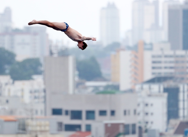 21일 광주광역시 동구 서석동 조선대학교 하이다이빙 경기장에서 지난대회 우승자 미국의 스티븐 로뷰가 훈련하고 있다. <연합뉴스>