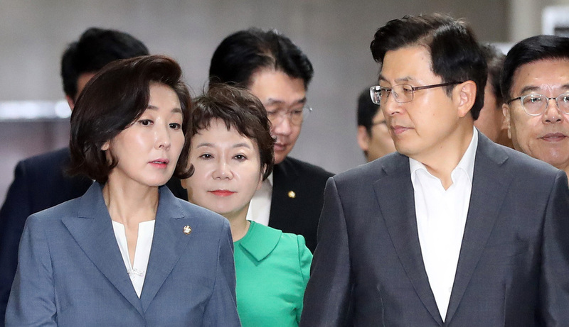 자유한국당 황교안 대표와 나경원 원내대표가 22일 오전 국회에서 열린 최고위원회의에 참석하고 있다. 김경호 선임기자 jijae@hani.co.kr