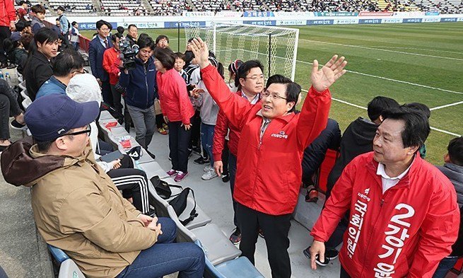 검찰, ‘축구장 유세 논란’ 황교안 대표 고발 각하