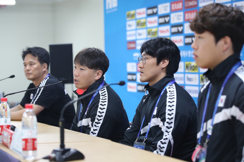 한국 수구대표팀의 이승재 감독(왼쪽부터)과 주장 이선욱, 골잡이 권영균, 골키퍼 이진우가 23일 광주 남부대수영장 메인프레스센터(MPC)에서 기자회견을 하고 있다. 광주/연합뉴스
