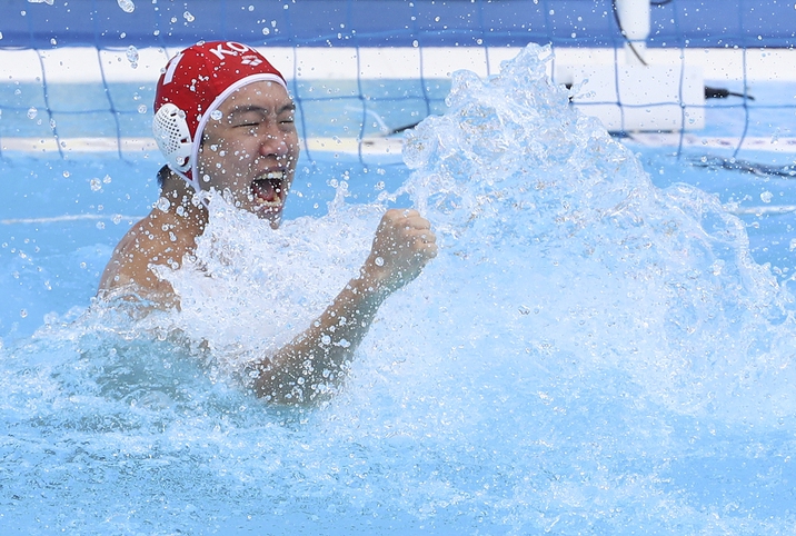 한국 남자수구대표팀 골키퍼 이진우가 뉴질랜드 니콜라스 스탄코비치의 승부던지기를 막아낸 뒤 기뻐하고 있다. 광주/연합뉴스
