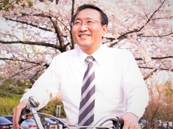 고 노회찬 전 정의당 원내대표가 자신의 지역구였던 경남 창원시 성산구에서 자전거를 타고 달리며 환하게 웃는 모습. 정의당 제공