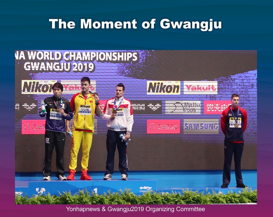 23일 열린 2019 광주세계수영선수권대회 남자 자유형 200m 결승에서 우승한 중국 쑨양(왼쪽 두번째)과 다른 수상자들이 함께 기념촬영을 했지만, 공동 동메달리스트 던컨 스콧은 외면했다. 광주/연합뉴스