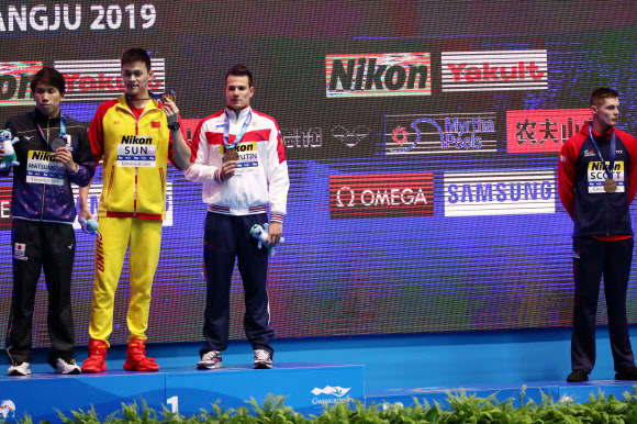지난 23일 열린 2019 광주세계수영선수권대회 남자 자유형 200m 시상식에서 쑨양(왼쪽 노란색)을 외면한 덩컨 스콧이 반대쪽을 바라보고 있다. 광주/연합뉴스
