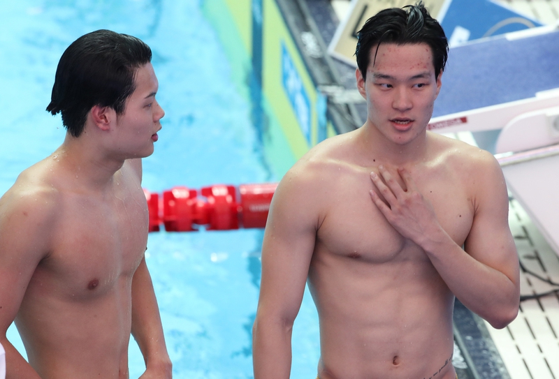 한국 남자 800m 계영팀의 이호준(왼쪽) 등이 26일 열린 2019 광주세계수영선수권대회 예선을 마친 뒤 얘기하고 있다. 광주/연합뉴스