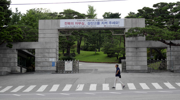 교육부의 자율형사립고(자사고) 지정취소 동의 여부 결정일인 26일 오전 전북 전주에 있는 상산고등학교에 긴장감이 감돌고 있다. 연합뉴스.