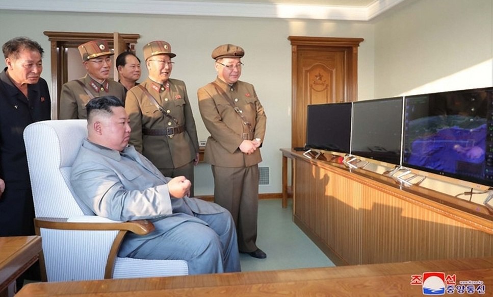 [속보]북 “김정은, 위력시위사격 지도…남측에 경고용 무력시위”  