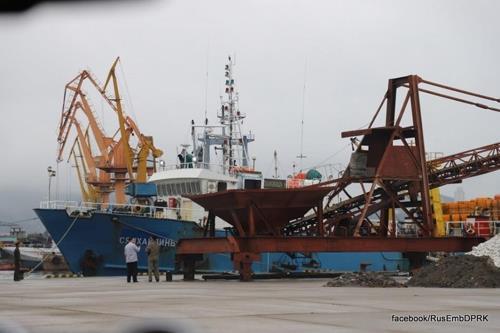 홍게잡이 러시아 어선 ‘샹 하이린’ 8호가 북한 원산항에 정박해 있는 모습.                       주북한러시아대사관 페이스북 사진 갈무리