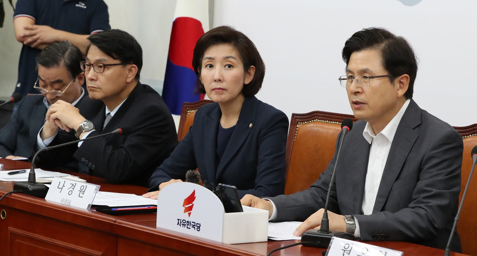 황교안 자유한국당 대표(오른쪽)가 28일 오후 국회에서 열린 북핵안보특위-국가안보위원회 연석회의에서 발언 하고 있다. 황 대표는 “문재인 대통령과 이 정권이 북한 편에 서 있으면 이 나라와 우리 국민은 누가 지킨단 말이 냐”며 북한 미사일 발사와 관련한 정부 대응을 비판했다. 나경원 원내대표(왼쪽)도 “문 대통령이 우리 안보의 가장 큰 위협 요인”이라고 주장했다. 김경호 선임기자 jijae@hani.co.kr