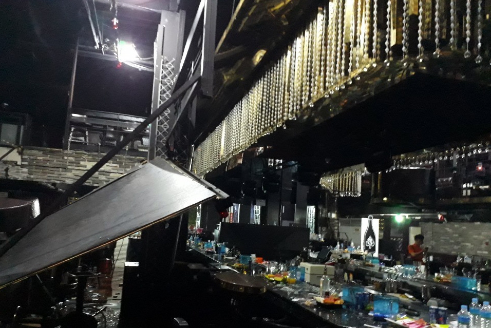 27일 오전 광주 서구 치평동 한 건물 2층의 클럽 내부 복층 구조물이 무너지는 사고가 나, 2명이 사망하고 16명이 부상을 당한 것으로 잠정 파악됐다. 사진은 사고 현장 내부의 모습. 연합뉴스