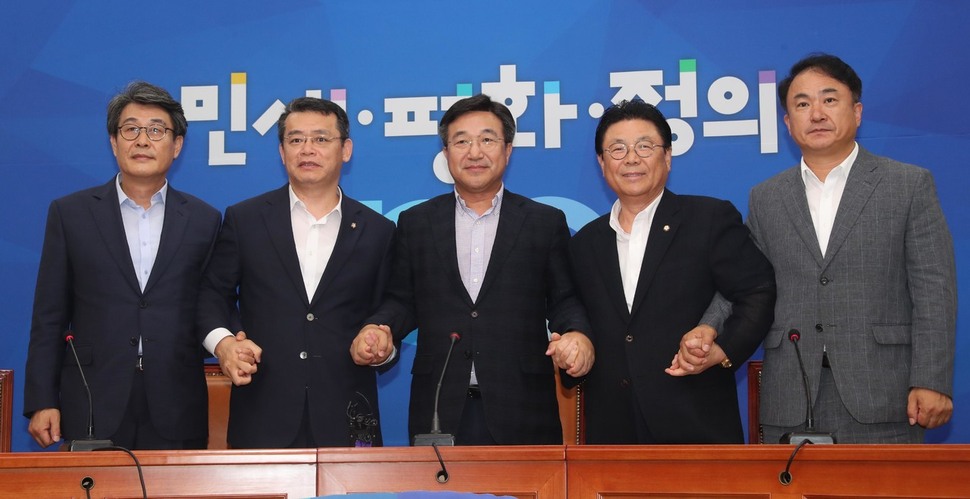 여야 5당 사무총장들이 29일 오후 국회에서 일본의 대 한국 수출규제 대응을 위한 초당적 비상협력기구 구성 실무협의 결과를 발표한 뒤 손을 잡고 있다. 왼쪽부터 민주평화당 김광수, 바른미래당 임재훈, 더불어민주당 윤호중, 자유한국당 박맹우, 정의당 권태홍 사무총장.강창광 기자 chang@hani.co.kr