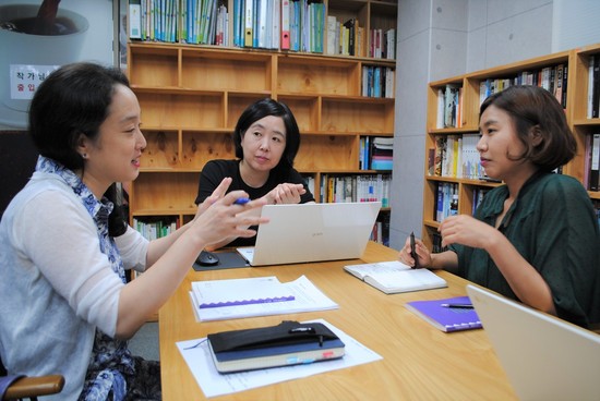 지난 26일 오후 4시 서울 마포구의 한 사무실에서 공교육에서의 민주시민 양성과 아동청소년 도서 관련 좌담회가 열렸다. 김지은 서울예술대학교 문예학부 교수(아동청소년문학평론가·가운데)와 김유진 어린이문학평론가(왼쪽), 강지하 북이십일 을파소 키즈콘텐츠팀장이 이야기를 나누고 있다. 김지윤 기자