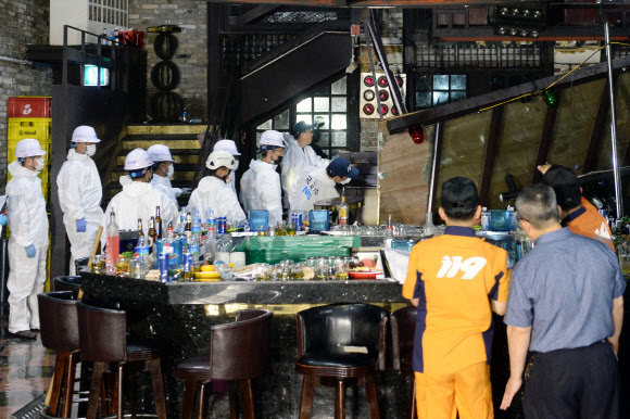 경찰과 소방당국, 국과수 등이 지난 27일 27명의 사상자를 낸 광주광역시 서구 치평동 ㅋ클럽 내부에서 현장검증을 하고 있다.
