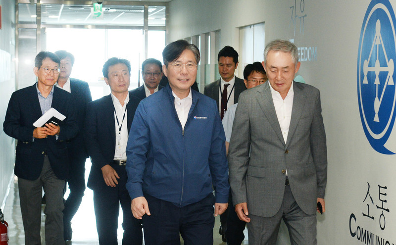 성윤모 산업통상자원부 장관이 일본의 화이트국 배제 결정에 대비해 경기도 평택시에 소재한 반도체 디스플레이용 장비생산 기업 원익IPS를 방문했다. 산업부 제공