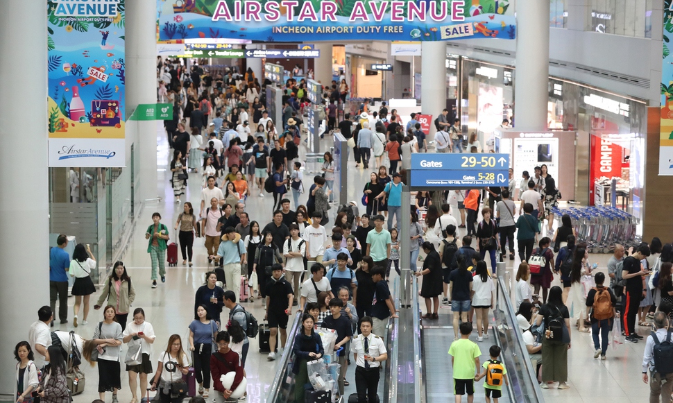 본격적인 휴가철을 맞아 30일 오전 인천국제공항 출국장 면세점 인근이 여행객들로 붐비고 있다. 연합뉴스