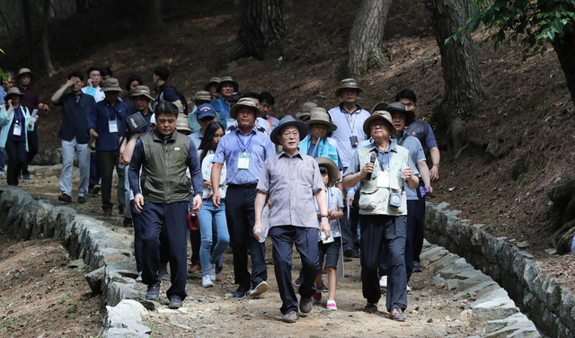 문재인 대통령이 30일 오후 경남 거제시 저도에서 옛 거주민 및 일반시민들과 산책하고 있다. 연합뉴스