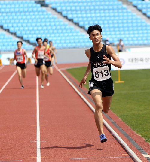 이재웅이 지난 13일 일본 시베쓰시에서 열린 2019 호쿠렌 디스턴스 챌린지 육상 3차 대회 남자 1500ｍ 결선에서 3분44초18로 결승선을 끊고 있다. 1991년 김순형이 세운 3분44초50의 한국 고교 최고기록을 0.32초 단축했다. 대한육상경기연맹 제공