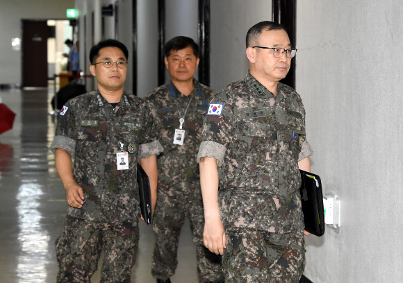 국방부 김영환 정보본부장(오른쪽)을 비롯한 관계자들이 북한 단거리 탄도미사일 발사 관련 보고를 위해 31일 국회 정보위원장실로 향하고 있다. 연합뉴스