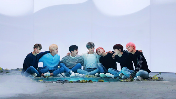유니세프가 유엔(UN)이 지정한 `국제 우정의 날'을 맞아 방탄소년단(BTS)과 함께 `아동폭력 근절'을 주제로 제작한 글로벌 홍보영상 `엔드 바이올런스'(ENDviolence)를 공개했다고 지난달 30일 밝혔다. 유니세프에 따르면 이 영상은 가정과 학교, 사회에서 다양한 폭력에 노출된 세계 청소년과 어린이들에 대한 관심을 호소하고, 학교 폭력으로 괴로워하는 이들에게 친절과 우정이 큰 힘이 될 수 있다는 메시지를 담고 있다. 유니세프 제공