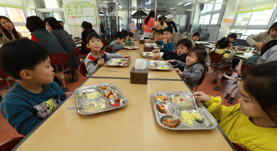 전라남도 영광군에 위치한 한 초등학교 학생들이 급식을 먹고 있다. 류우종 기자 wjryu@hani.co.kr