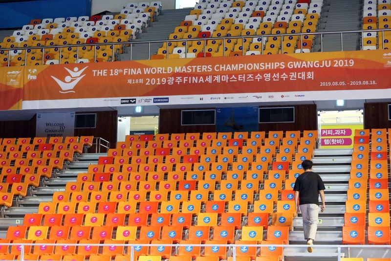 5일부터 시작되는 2019 광주세계마스터스수영대회를 알리는 플래카드가 경기장에 설치돼 있다. 광주세계마스터스수영대회 조직위 제공