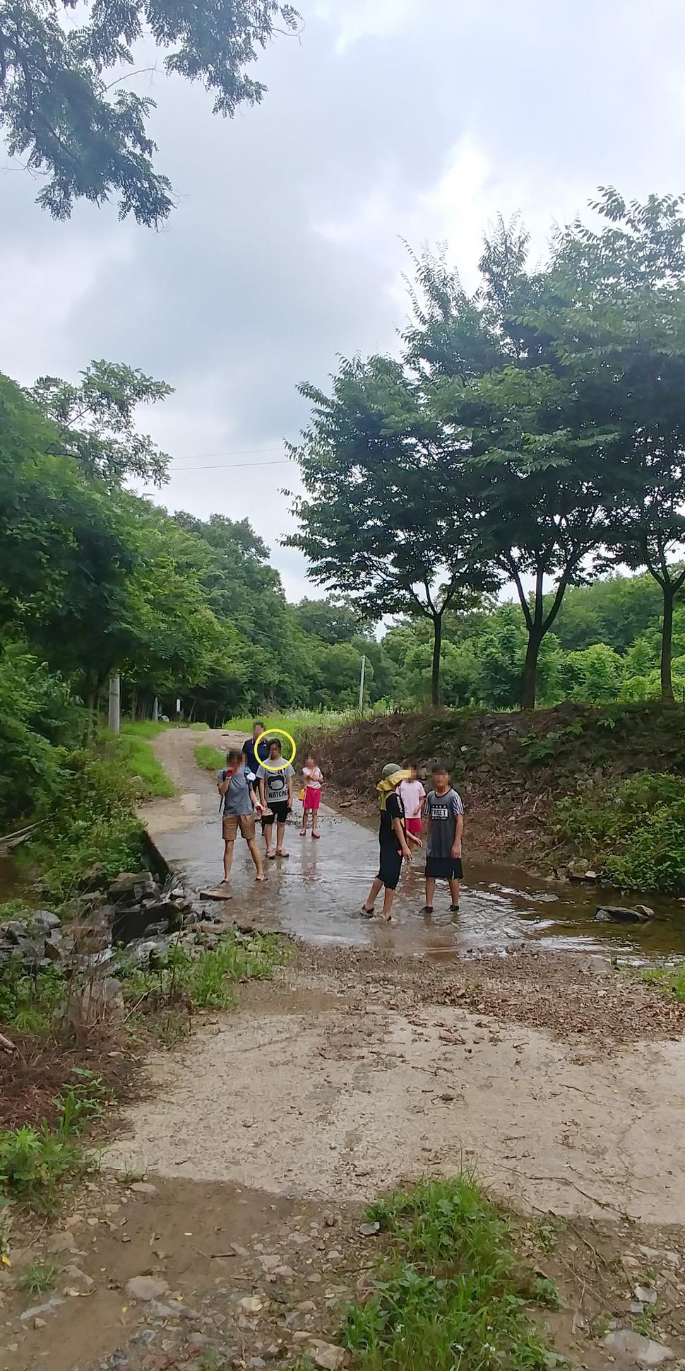 지난달 23일 오전 청주시 가덕면 내암리 무심천 발원지로 산행하다 실종된 조은누리(동그라미)양과 친구들. 조양은 사진을 찍고 얼마되지 않아 홀로 하행하다 실종됐다.청주상당경찰서 제공
