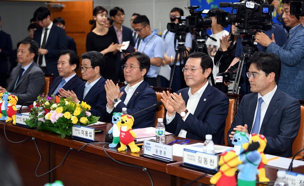 지난 6월28일 광주광역시청 중회의실에서 열린 광주형 일자리 자동차 공장 투자협약식. 광주광역시 제공