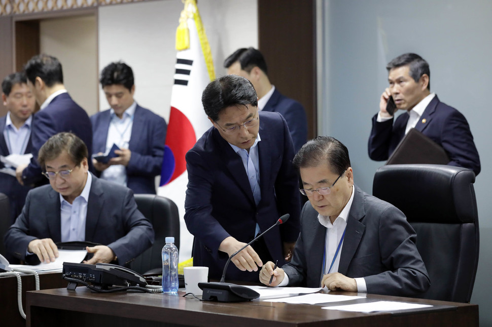 정의용 국가안보실장(앞줄 오른쪽)이 2일 오전 청와대 국가위기관리센터에서 북한 발사체 관련 대응 회의를 시작하기 앞서 자료를 살펴보고 있다. 청와대 제공