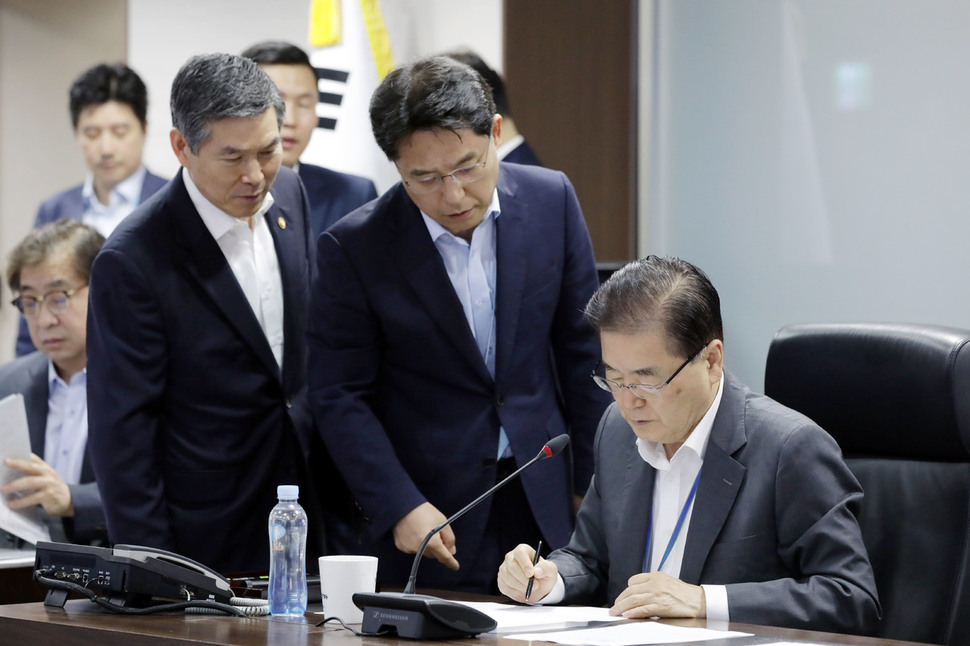 정의용 국가안보실장(맨오른쪽)이 2일 오전 청와대 국가위기관리센터에서 북한 발사체 관련 대응 회의를 시작하기 앞서 정경두 국방장관(앞줄 왼쪽), 노규덕 안보전략비서관(앞줄 가운데)과 자료를 살펴보고 있다. 청와대 제공