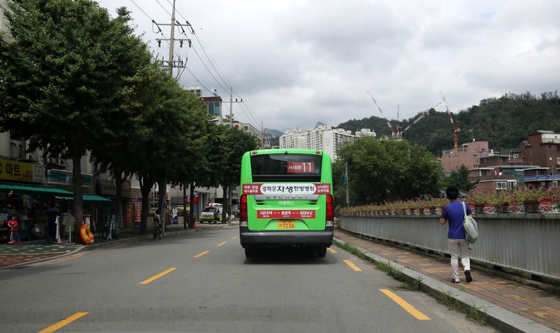 서대문11번 마을버스는 북한산 등산로 초입에 위치한 홍은1동의 산비탈 마을과 지하철역을 연결하는 주민들의 ‘발’ 노릇을 한다. 사진 강재훈 선임기자 khan@hani.co.kr