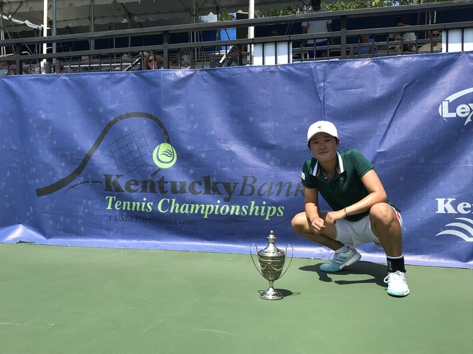 김다빈이 4일(현지시각) 국제테니스연맹(ITF) 켄터키뱅크 테니스 챔피언십 여자단식 우승 뒤 포즈를 취하고 있다. 인천시청 제공