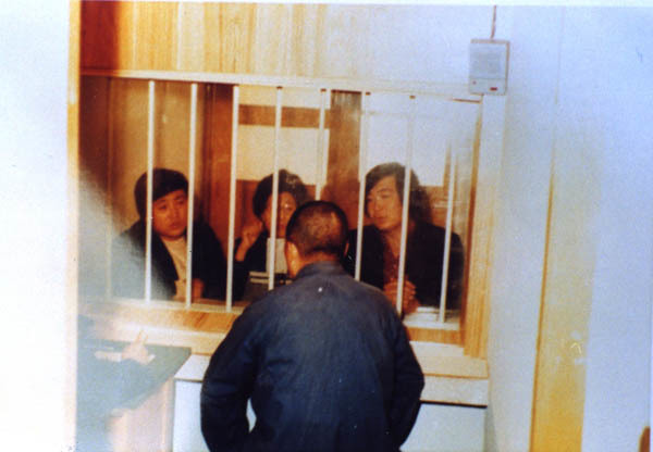 김대중 전 대통령이 1981년 청주교도소에서 창살을 사이에 두고 부인 이희호 전 김대중평화센터 이사장 등 가족들과 이야기를 나누고 있다. 김대중기념사업회 제공