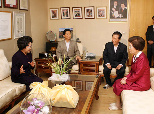 2006년 노무현 대통령 내외가 동교동 사저를 방문했다. 현직 대통령의 첫 사저 방문이다. 김대중기념사업회 제공