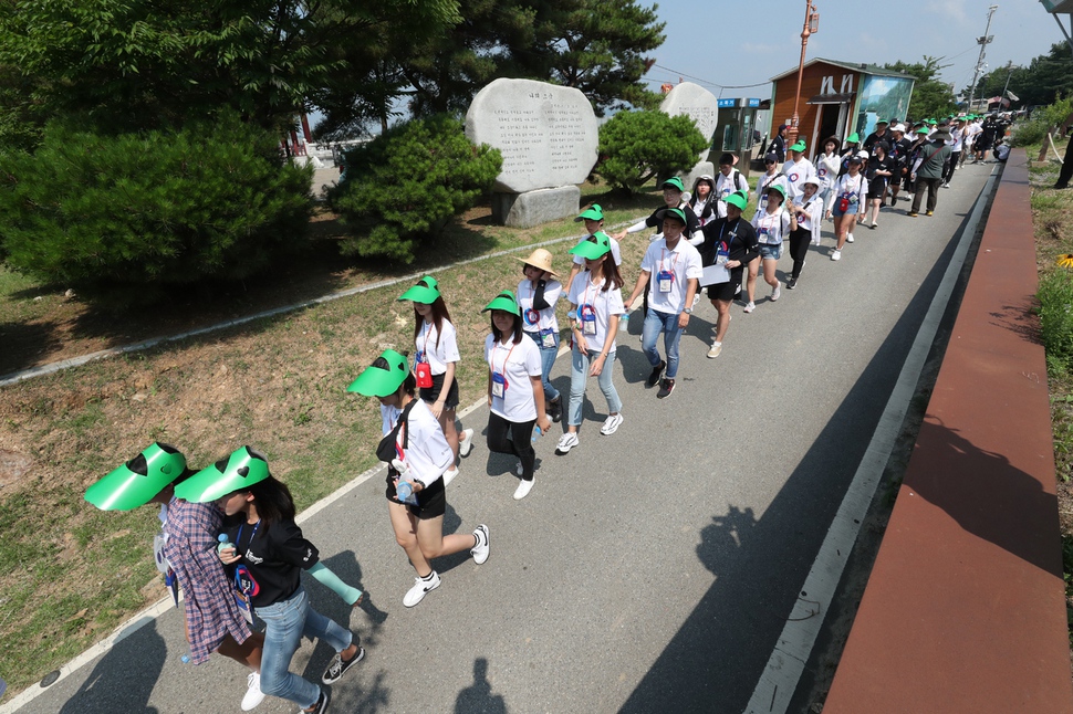 재외동포 청소년들이 5일 오후 경기 파주 임진각에서 통일대교를 향해 행진을 하고 있다. 파주/박종식 기자