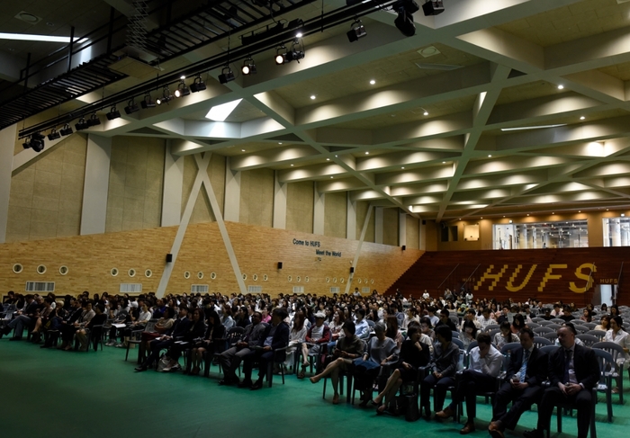 지난 5월 한국외대 오마바홀에서 진행된 `2020학년도 통번역대학원' 석사과정 입학설명회의 모습이다. 이 통번역대학원에서는 지난해 9월 한 교수가 대학원생이 강의 평가에서 점수를 낮게 줬다는 이유로 학생을 공개 면박을 주어 논란이 됐다. 사진은 한국외대 통번역대학원 누리집 갈무리.