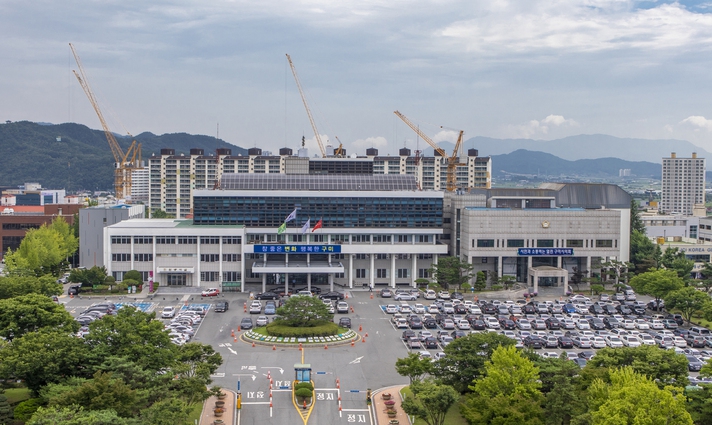 구미시청과 구미시의회. 구미시 제공